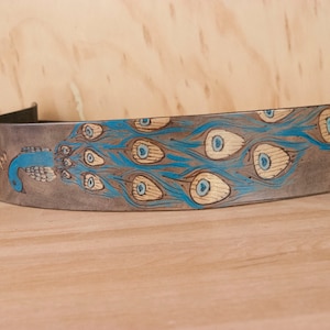 Lederen gitaarriem - Handgemaakt in het Peacock-patroon met vloeiende staart in turquiose en antiek zwart - akoestische of elektrische gitaren