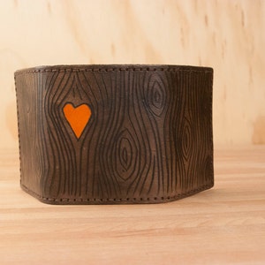 Bonita cartera triple - naranja y negro antiguo - grano de madera y corazón