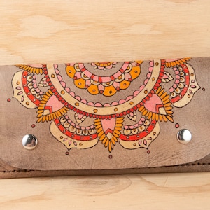 iPhone Wristlet Wallet - Cartera de cuero para mujer con mandala - Rosa, naranja, oro y negro antiguo - se adapta al iPhone de todas las generaciones