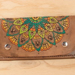 iPhone Wristlet Wallet - Monedero de cuero para mujer con abeja Mandala - verde, rosa y negro antiguo - se adapta a iPhone todas las generaciones