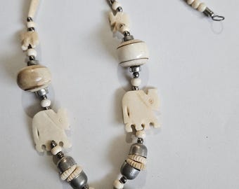Collier Médaillon Vintage Années 80/90 Avec Petits éléphants En Os De Bovin Et Métal Argenté - Occasion