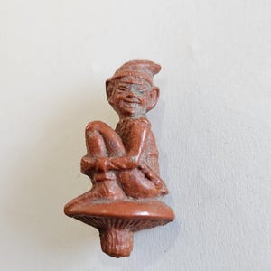 Antike rote Bakelit geschnitzte Pixie Wunderliche Brosche Pin