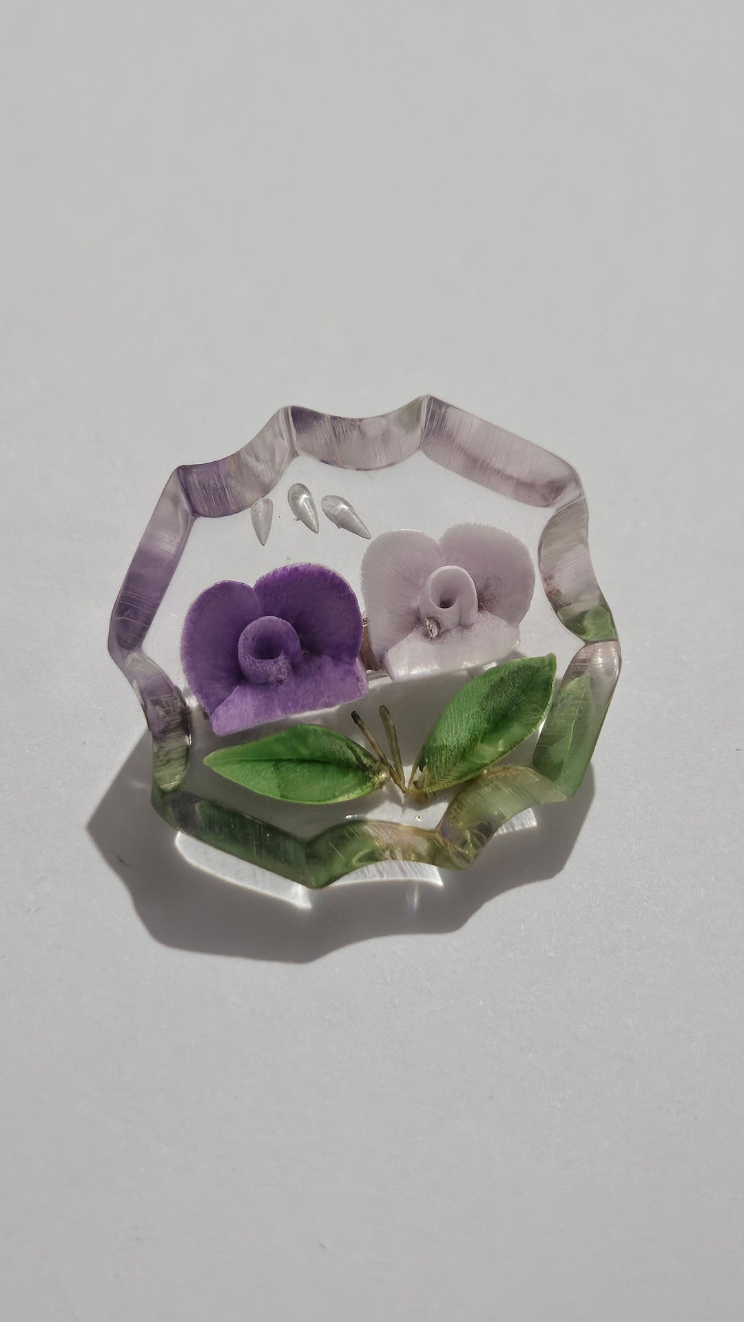 Broche Ancienne En Lucite Sculptée - Motif Fleurs Inversé Style Art Déco, Vintage