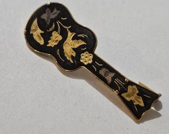 Spilla antica giapponese intarsiata con uccello in stile Shakudo, spilla per chitarra nera e oro del periodo vittoriano Meiji