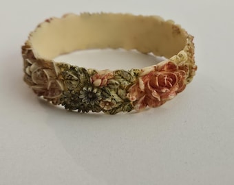 Bracciale rigido vintage Art Déco in celluloide intagliata con motivi floreali e finte ossa
