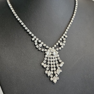 Collar llamativo de diamantes de imitación vintage, collar babero de cristal de pasta en tono plateado, joyería nupcial para bodas, flecos en cascada, piedras de vidrio Navette.