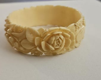 Bracciale rigido vintage Art Déco in celluloide intagliata con motivi floreali e finte ossa