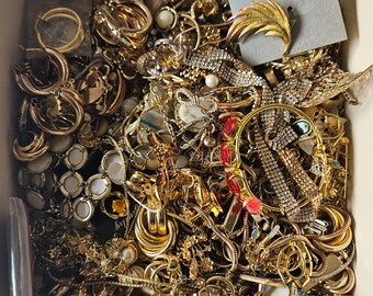 Vintage And Modern Broken Gold Tone Jewellery Joblot Bundle Collection Mixed Spare Repair crafts bulk