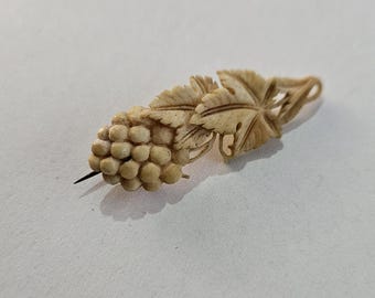 ヴィンテージ彫刻シェルカメオブローチ（小）、ゴールドトーンフレーム