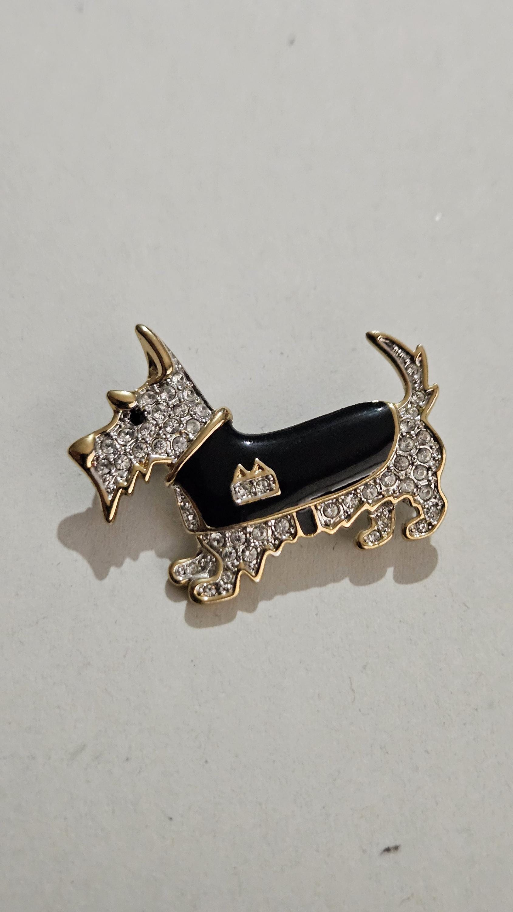 Broche art déco pour femme et chien en métal argenté