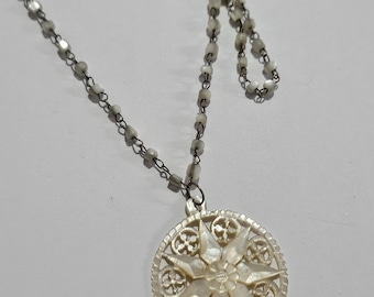 Collar antiguo con colgante de nácar tallado de Belén