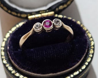 Anillo vintage de tres piedras con rubí y piedra transparente en oro de 9 quilates (con sello 375)