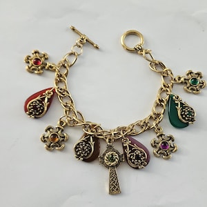 Bracelet vintage à breloques celtiques, style néo-celtique, couleur or, en faux verre d'agate, avec pendentifs en forme de croix celtique et volutes. Longueur ajustable : 20 cm (8 pouces).