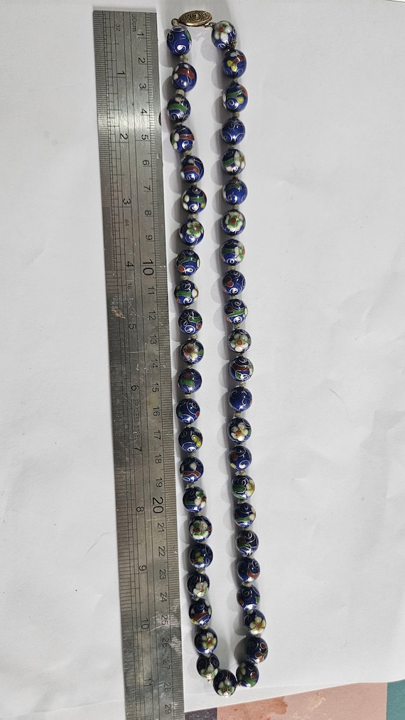 Collier Vintage En Fil De Nylon Bleu Avec Perle Blanche Et Pendentif émail Bleu - Occasion