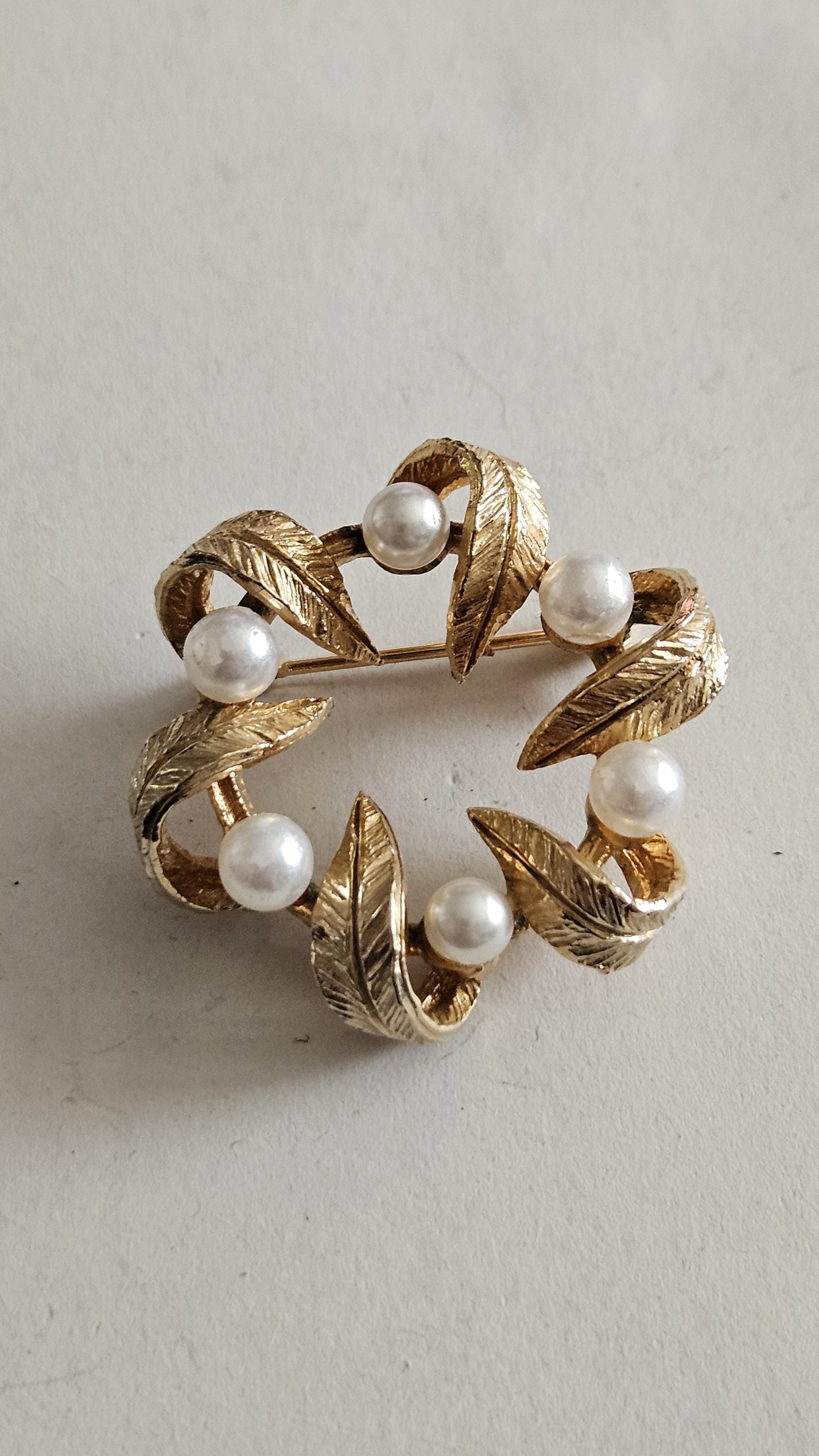 Broche Fantaisie Vintage Plaqué Or Et Fausse Perle, élégante Et Intemporelle