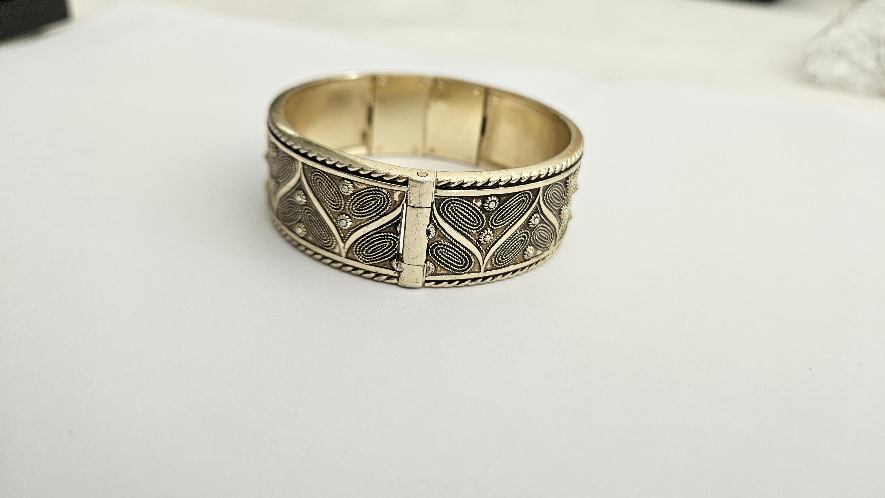 v*i様 visvim I.C.T. 22 VINTAGE BANGLE Ind Vintage Tropic Eloxal Aluminium Hinged Bangle Gold Tone 1950s