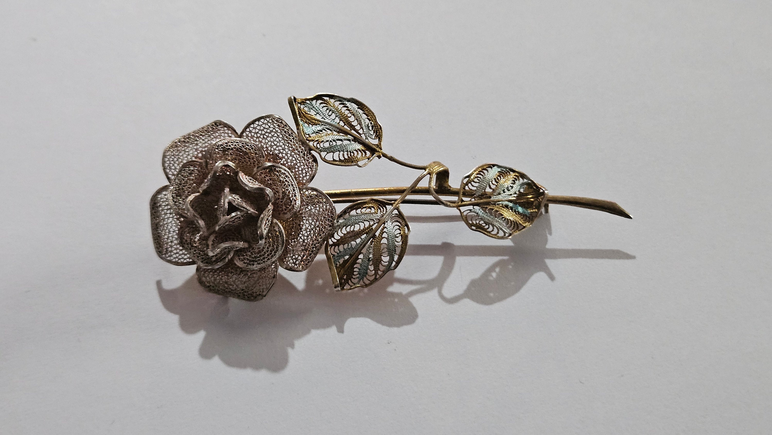 Broche vintage rose filigranée - Montres & Bijoux