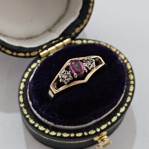 Bague trilogie diamants et rubis vintage en or 9 carats, bague trois pierres en or 375, bague rubis avec pierre de naissance de juillet, promesse de fiançailles vintage délicate
