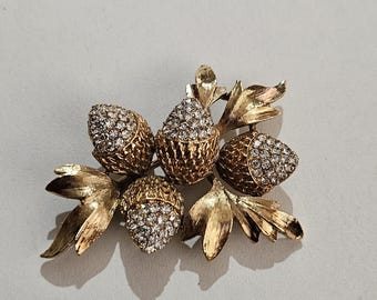 Broszka w kształcie żołędzia ze szkła platerowanego złotem i kryształkami