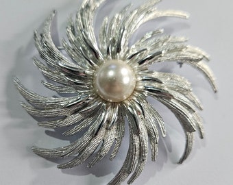 vintage Sarah Coventry Grande broche argentée et tourbillon de fausses perles