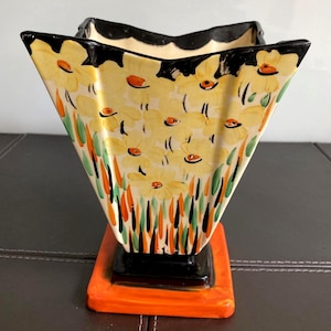 Myott 1930er Jahre Art Deco Quadratische Vase Handgemalt im stilisierten Design ""Fischschuppen""."