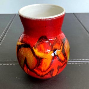 Vaso Delphis, modello 31, realizzato a mano al tornio e dipinto a mano dalla Poole Pottery negli anni '70.