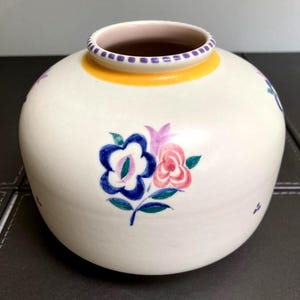 1950-talets Poole keramikformad vas 32 handmålad i KG blommönster