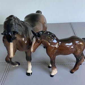 Op de afbeelding: Set van drie keramische mokken met een gespikkelde, matte afwerking. De mokken zijn in crème, lichtgrijs en donkergrijs. Elke mok heeft een eenvoudig, minimalistisch ontwerp.