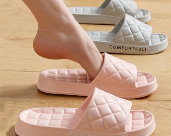 Zapatillas de casa unisex con diseño a cuadros, zapatillas de baño silenciosas para suelo interior con suela suave, zapatos de casa de verano para hombres y mujeres.