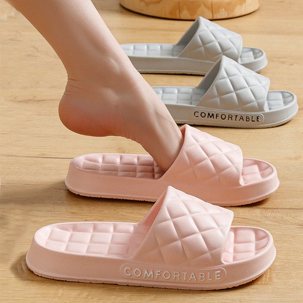 Unisex Plaid Design House Slippers Quiet Indoor Floor Bathroom Slippers with Soft Sole Summer Men and Women House Shoes.