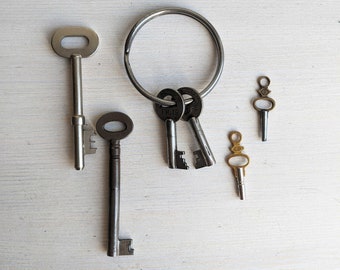 Mixed Vintage Keys lot - pocket watch and small keys - key ring - 7 pieces - charms or pendants