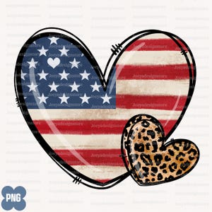 Könnte beinhalten: Ein herzförmiges amerikanisches Flagge in Rot, Weiß und Blau mit einem überlagerten Leopardenmuster-Herz. Die amerikanische Flagge hat einen abgenutzten, aquarellierten Look.