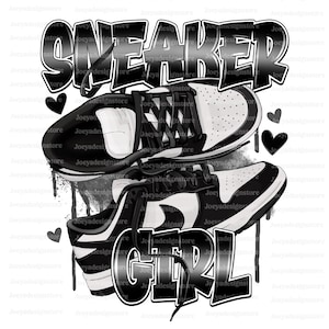 Può includere: Grafica di scarpe da ginnastica bianche e nere con la scritta "SNEAKER GIRL" in stile graffiti. Il design include cuori neri e schizzi di vernice su sfondo bianco.