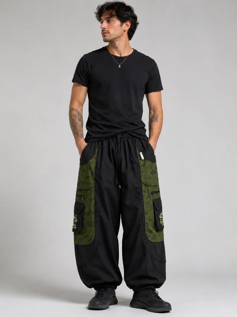 Puede incluir: Una camiseta negra de manga corta combinada con pantalones cargo negros de corte holgado. Los pantalones presentan grandes paneles laterales de color verde oliva decorados con un patr&oacute;n de setas, m&uacute;ltiples bolsillos y cord&oacute;n.