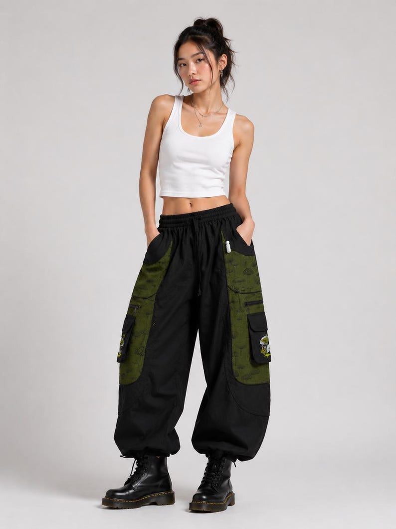 Puede incluir: Una camiseta de tirantes blanca acanalada combinada con pantalones cargo negros con paneles laterales verde oliva. Los pantalones incluyen bolsillos grandes con estampados de hongos, cintura con cord&oacute;n y pu&ntilde;os el&aacute;sticos, con botas negras.