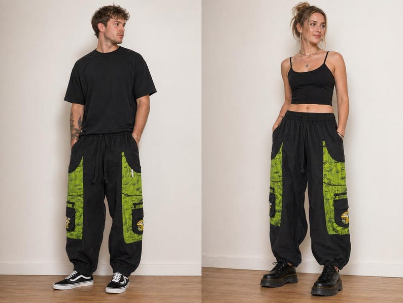Puede incluir: Pantalones cargo negros con grandes paneles laterales de color verde lima con estampado y m&uacute;ltiples bolsillos. Los pantalones tienen una cintura el&aacute;stica con cord&oacute;n y pu&ntilde;os el&aacute;sticos en los tobillos. Cada bolsillo lateral muestra un peque&ntilde;o parche gr&aacute;fico.