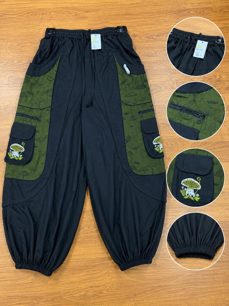Puede incluir: Pantalones negros con paneles laterales en verde oliva con estampado de setas. Los pantalones incluyen grandes bolsillos cargo con parches bordados de setas, cintura con cord&oacute;n y pu&ntilde;os el&aacute;sticos. Los detalles muestran la cintura, bolsillos con cremallera y pu&ntilde;os.