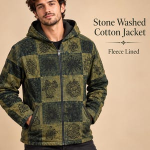 Puede incluir: Una chaqueta de algodón lavado a la piedra con forro polar, con un diseño de patchwork en tonos verde oliva y gris oscuro. La chaqueta cuenta con capucha, una cremallera frontal completa y gráficos impresos en negro con motivos florales.