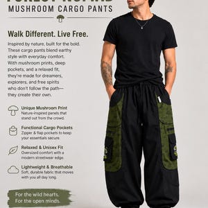 Puede incluir: Pantalones cargo negros con paneles laterales de color verde oliva con estampado de setas, m&uacute;ltiples bolsillos funcionales con cremalleras y solapas, cintura con cord&oacute;n y corte holgado. El texto Forest Nomad es visible.