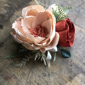 Jessie Corsage de muñeca de flores de madera Sola, flores de boda de cobre, Madre de la novia, corsage de dama de honor, melocotón, flores de madera oxidadas imagen 5