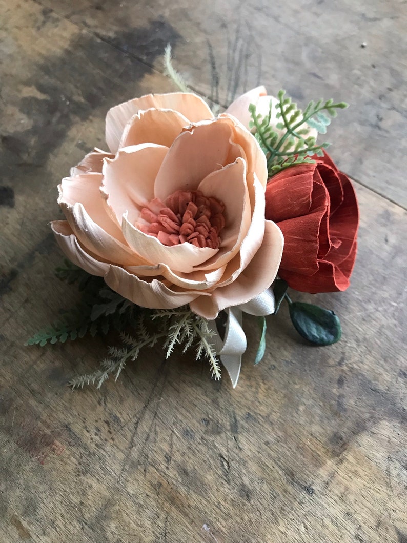 Jessie Corsage de muñeca de flores de madera Sola, flores de boda de cobre, Madre de la novia, corsage de dama de honor, melocotón, flores de madera oxidadas imagen 5