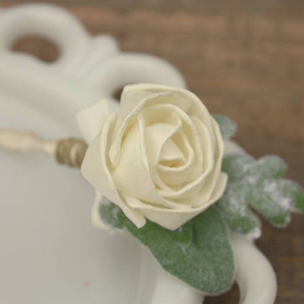 Sola flower boutonniere, ivory grooms boutonniere, sola wood flower, grooms flower, boutineer, ivory wedding flowers, ecoflowers, boutineer