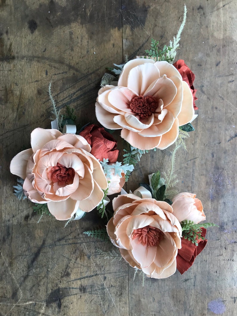 Jessie Corsage de muñeca de flores de madera Sola, flores de boda de cobre, Madre de la novia, corsage de dama de honor, melocotón, flores de madera oxidadas imagen 7