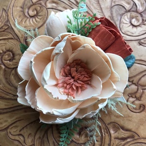 Jessie Corsage de muñeca de flores de madera Sola, flores de boda de cobre, Madre de la novia, corsage de dama de honor, melocotón, flores de madera oxidadas imagen 3