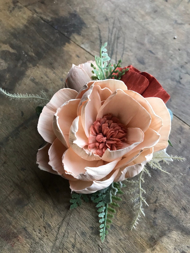 Jessie Corsage de muñeca de flores de madera Sola, flores de boda de cobre, Madre de la novia, corsage de dama de honor, melocotón, flores de madera oxidadas imagen 2