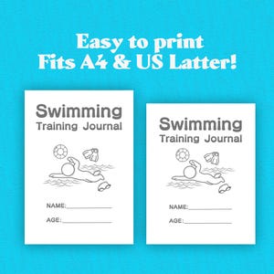 Puede incluir: Dos imprimibles de diario de entrenamiento de nataci&oacute;n blancos con ilustraciones de un nadador, un salvavidas y aletas. El texto "Easy to print Fits A4 & US Latter!" est&aacute; en la parte superior. Cada diario tiene espacio para un nombre y una edad.