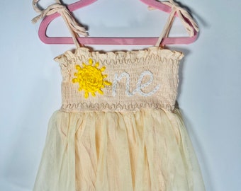 Romperoutfit eerste verjaardag: geborduurde zon, tule tutu