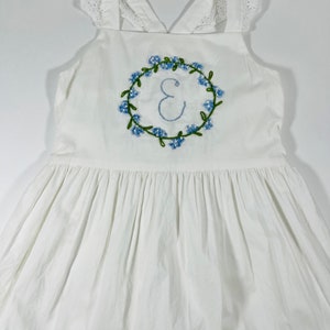 Monograma bordado a mano personalizado flor niño vestido hortensias azul letra inicial círculo monograma