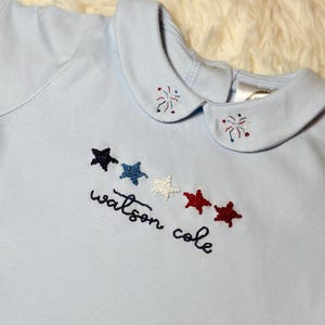 Handbroderad patriotisk babypojke-babyflicka-outfit med eget namn, 4 juli-klassisk arvsmonogram med Peter Pan-krage, bubbelsparkdräkt