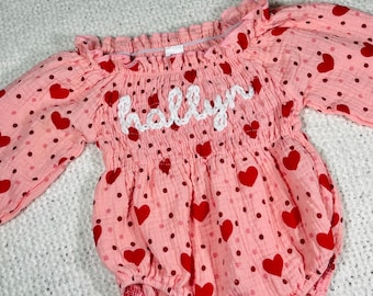 Mono de bebé personalizado de San Valentín, mono con corazón bordado a mano